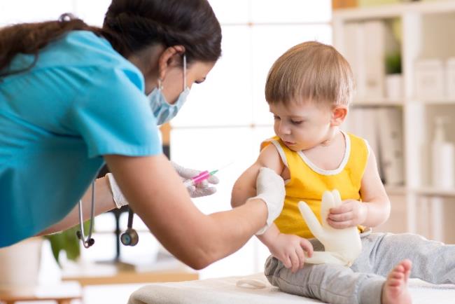 ילד קטן עובר חיסון נגד חצבת 